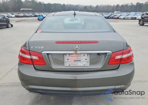 2010 Mercedes-Benz E 550 z USA, uszkodzony, nr VIN WDDKJ7CB0AF005022
